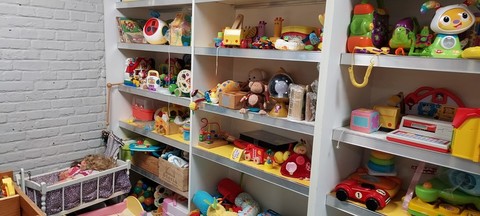 Un coin jeux/jouets/puériculture pour les enfants